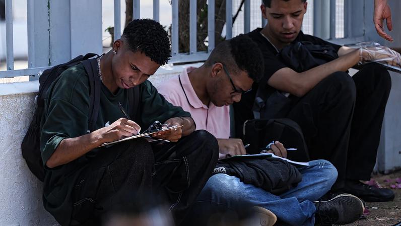 Candidatos comparecem a local de prova para realização do segundo dia do Exame Nacional do Ensino Médio (Enem) 2025. Foto: Marcelo Camargo/Agência Brasil