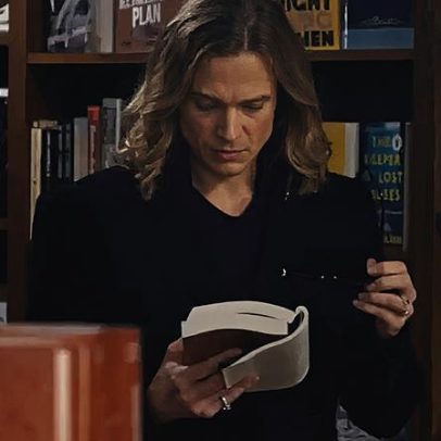 Lestat descobre entrevista em cena da 3ª temporada de Entrevista com o Vampiro