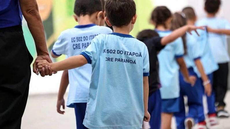 Alunos de escola no DF são ‘punidos’ com flexão e PMs são afastados