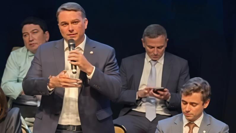 Esforço de pacificação teve Nikolas aplaudindo discurso de Flávio