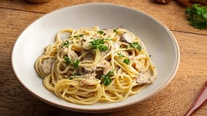 Espaguete à carbonara com cogumelo (Imagem: Kritchai7752 | Shutterstock)