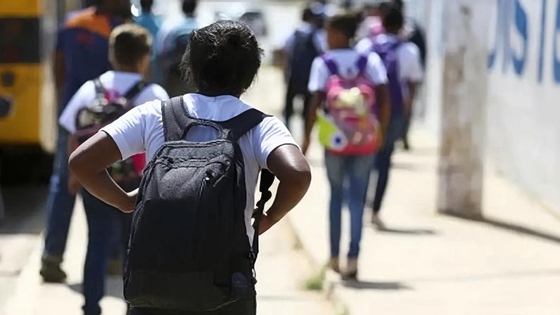 Nas redes sociais, estudantes brincam com a volta às aulas