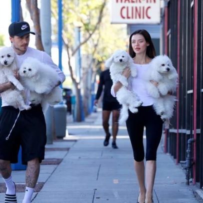 Brooklyn Beckham e Nicola Peltz combinam look com seus cães em LA
