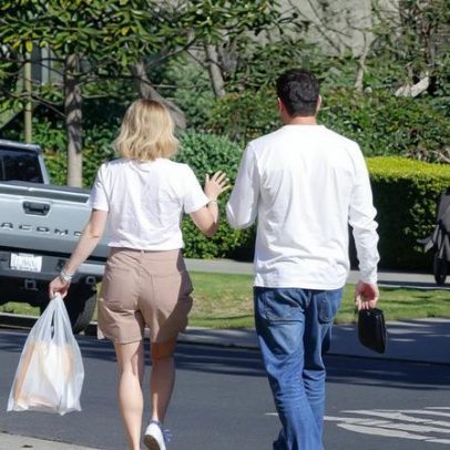 Sydney Sweeney e Scooter Braun são vistos de mãos dadas em passeio casual em LA