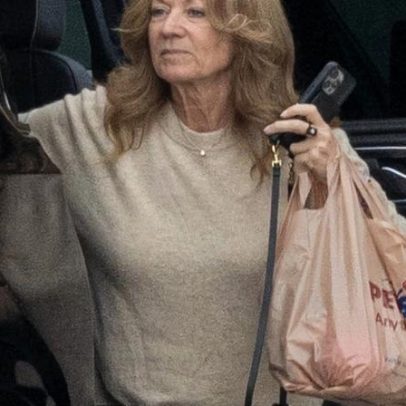 Mãe de Sydney Sweeney faz viagem solo no jatinho privado de Scooter Braun