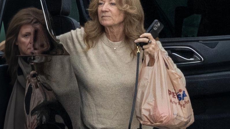 Sydney Sweeney’s mom, Lisa Sweeney, was spotted boarding Scooter Braun’s private jet on Wednesday.