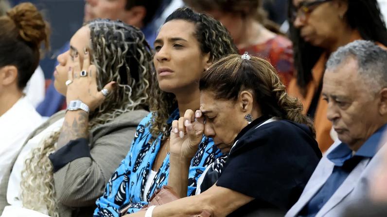 Anielle Franco ao lado da filha de Marielle, Luyara, da mãe, Marinete, e do pai, Antônio, no STF. (Foto: Gustavo Moreno/STF)