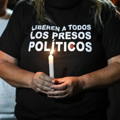 Famílias de prisioneiros políticos venezuelanos rezam pela libertação