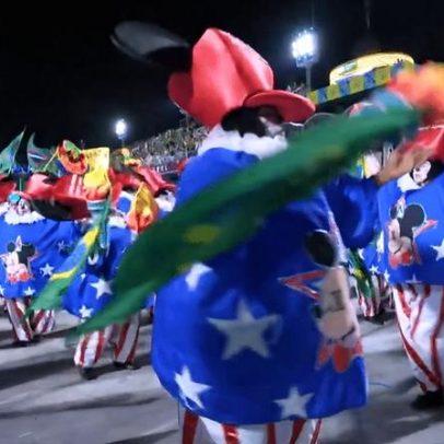Desfile com fantasia de Mickey faz alusão a Lula e Eduardo nos EUA
