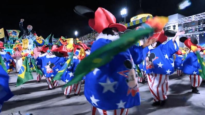 Fantasia de Mickey faz referência a Eduardo Bolsonaro