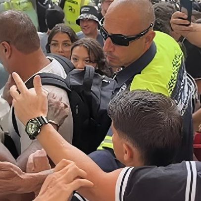 Felipe Melo se envolve em discussão com torcedores do Corinthians no Mané Garrincha
