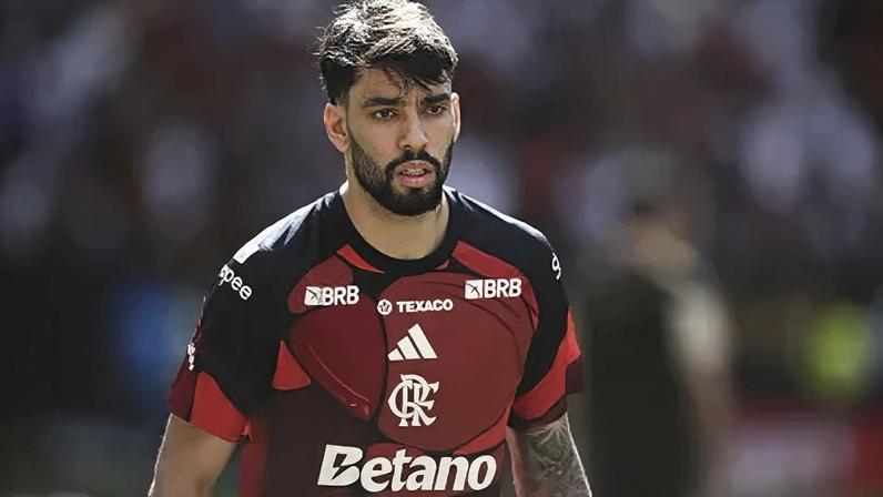 Lucas Paquetá aquece antes de reestreiar pelo Flamengo contra o Corinthians