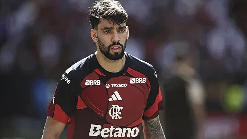 Lucas Paquetá aquece antes de reestreiar pelo Flamengo contra o Corinthians