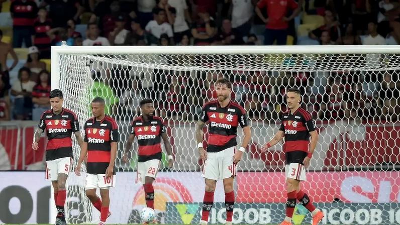 Jogadores de defesa do Flamengo em partida contra o Internacional pelo Brasileirão (Foto: André Fabiano/Código 19/Gazeta Press)