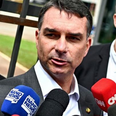 Flávio Bolsonaro apoia impeachment de ministros do STF em ato na Paulista