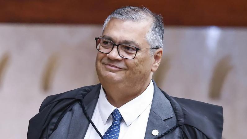 O ministro do STF Flávio Dino agiu sobre apenas alguns benefícios desproporcionais; deixou vários outros de lado. (Foto: Antonio Augusto/STF)