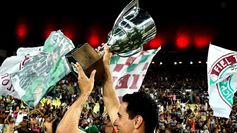 Ganso levanta o troféu da Taça Guanabara de 2023 pelo Fluminense (Foto: Mailson Santana/FFC)