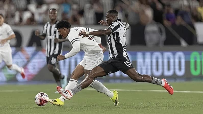 John Kennedy finaliza para marcar o gol da vitória do Fluminense sobre o Botafogo