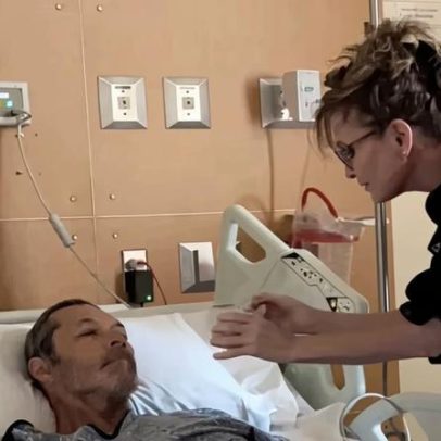 Sarah Palin alimenta namorado Ron Duguay no hospital durante luta contra câncer