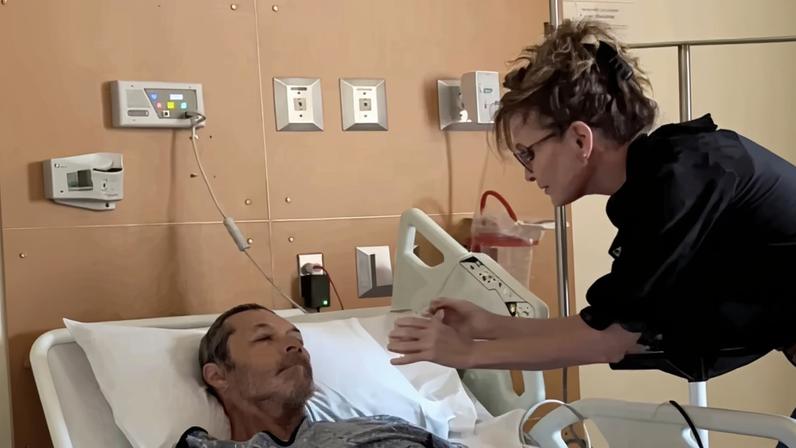 Sarah Palin spoonfed her boyfriend, Ron Duguay, in a hospital bed as he continues to fight stage 4 cancer.