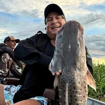 Leonardo exibe peixe quase do seu tamanho durante pescaria