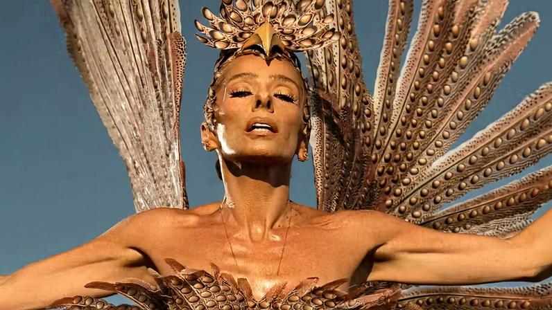 Adriane Galisteu mostra look para desfile — Foto: Vinicius Mochizuki