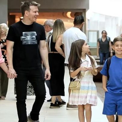 Michel Teló e Thais Fersoza passeiam com os filhos em shopping no RJ