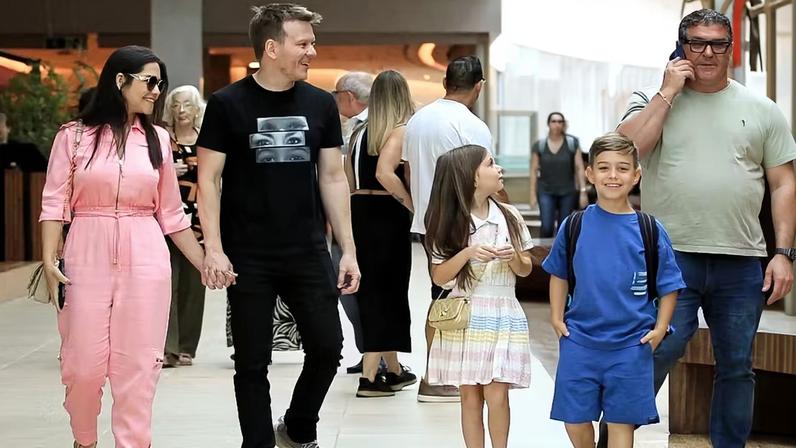 Michel Teló e Thais Fersoza passeiam com os filhos em shopping no Rio de Janeiro — Foto: Agnews
