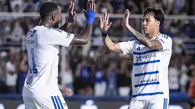 Gerson e Kaio Jorge comemoram o primeiro gol do Cruzeiro sobre a URT, marcado pelo centroavante após assistência do meia