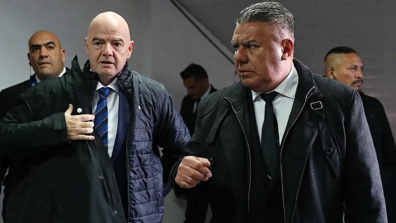 Gianni Infantino, presidente da Fifa, ao lado de Chiqui Tapia, presidente da AFA — Foto: Getty Images