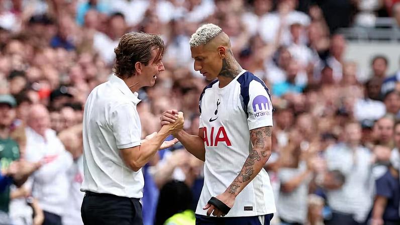 Richarlison cumprimenta Thomas Frank em Tottenham x Burnley — Foto: Getty Images