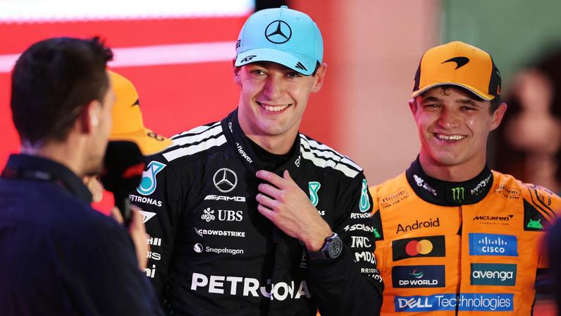 George Russell, da Mercedes, ao lado de Lando Norris, da McLaren — Foto: Dom Gibbons/LAT Images