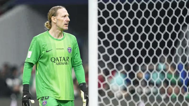 Safonov, goleiro do PSG, em ação contra o Flamengo, na final da Copa Intercontinental — Foto: Photo by Jose Hernandez/Anadolu via Getty Images