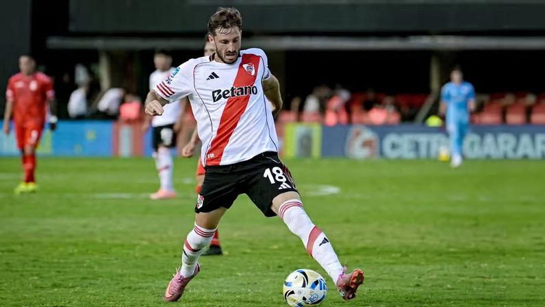 Viña em ação com a camisa do River Plate contra o Barracas Central — Foto: Marcelo Endelli/Getty Images