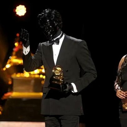 Quem é o mascarado vencedor do Grammy 2026 com remix de Lady Gaga