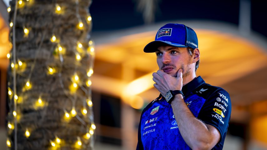 Max Verstappen no paddock durante os testes de pré-temporada da F1 2025 — Foto: Marcel van Dorst/EYE4IMAGES/NurPhoto via Getty Images