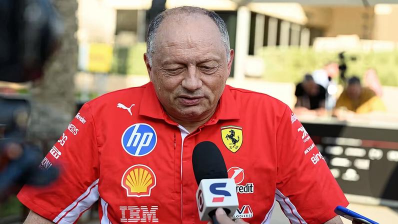 Frederic Vasseur dá entrevista à tv globo na pré-temporada da F1 2026, no Bahrein — Foto: Ahmad AlShehab/NurPhoto via Getty Images