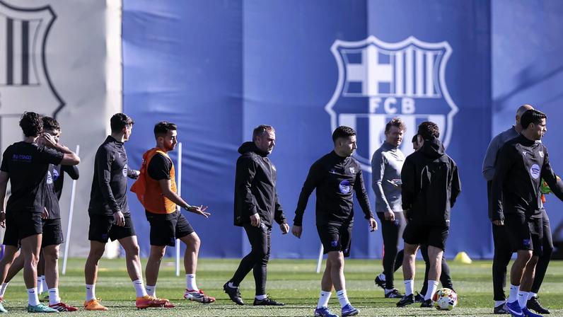 Hansi Flick teve reunião de mais de uma hora com o elenco antes do treino desta quinta-feira — Foto: Getty Images