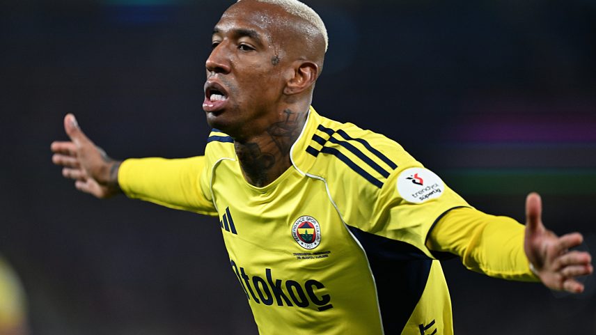 Talisca comemora gol pelo Fenerbahçe contra o Trabzonspor — Foto: Hakan Burak Altunoz/Anadolu via Getty Images