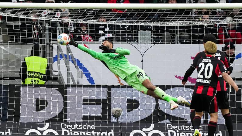 Kauã Santos voa para fazer uma defesaça em vitória do Eintracht Frankfurt contra o Borussia Monchengladbach — Foto: Marc Schüler/picture alliance via Getty Images