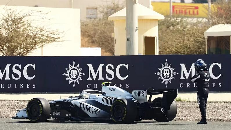 Valtteri Bottas observa carro da Cadillac quebrado em terceira manhã de testes na F1 2026, no Bahrein — Foto: Joe Portlock/Getty Images