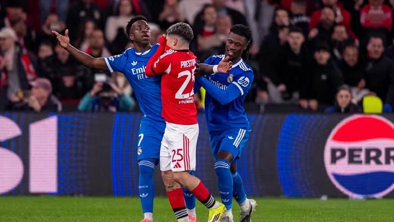 Vini Jr e Prestianni em Benfica x Real Madrid — Foto: Getty Images