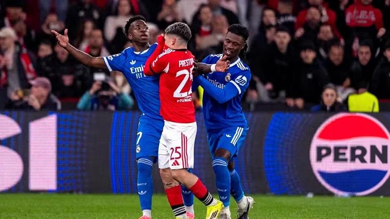 Vini Jr e Prestianni em Benfica x Real Madrid — Foto: Getty Images