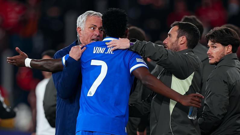 Vini Jr e Mourinho após o gol do Real Madrid — Foto: Angel Martinez/Getty Images