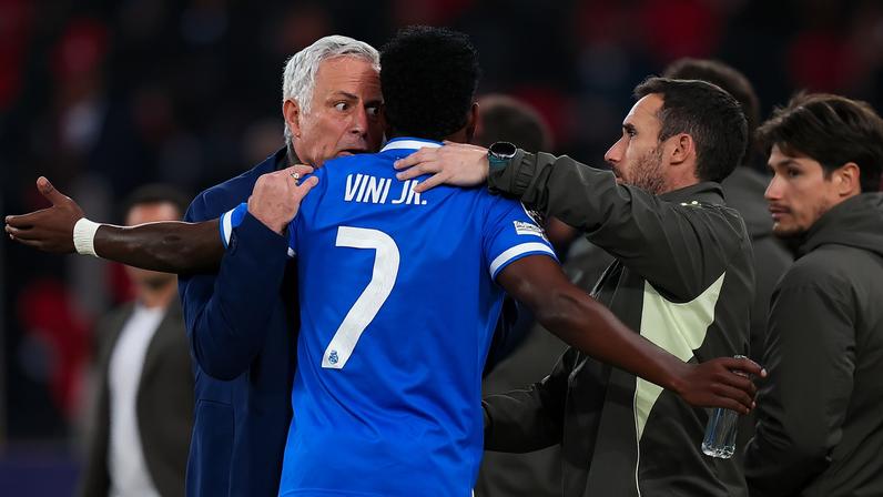 Vini Jr e Mourinho após o gol do Real Madrid — Foto: Angel Martinez/Getty Images