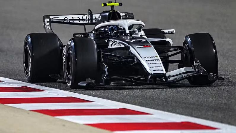 Valtteri Bottas, da Cadillac, na segunda rodada de testes da pré-temporada da F1 2026, no Bahrein — Foto: Rudy Carezzevoli/Getty Images
