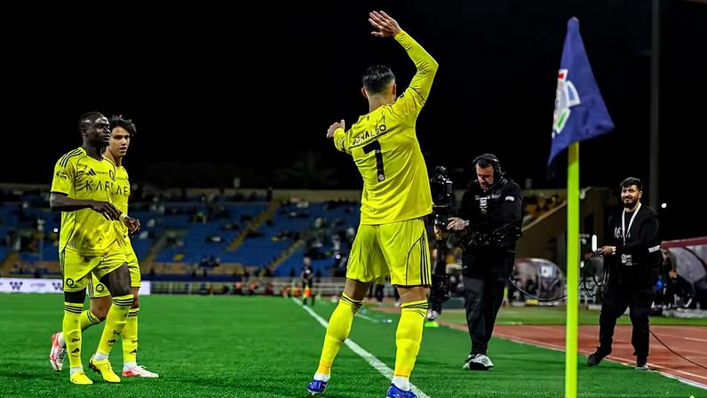 Cristiano Ronaldo faz gesto de cesta de basquete em comemoração na Liga Saudita — Foto: Getty Images