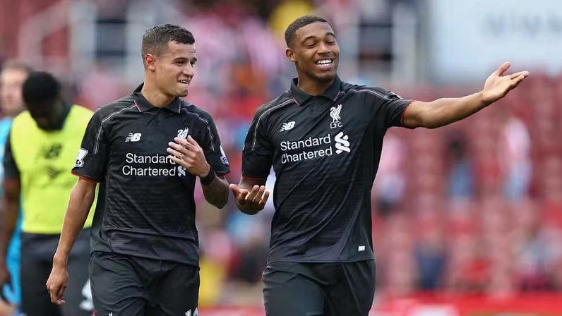 Philippe Coutinho e Jordan Ibe com a camisa do Liverpool em 2015 — Foto: Getty Images