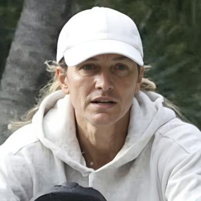 Filho de 1 ano de Gisele Bündchen faz passeio de bike com capacete
