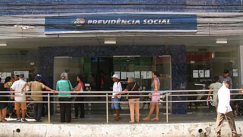 Agências e serviços do INSS voltam a funcionar após 5 dias; instituto diz que vai priorizar quem teve agendamento desmarcado — Foto: Jornal Nacional/ Reprodução